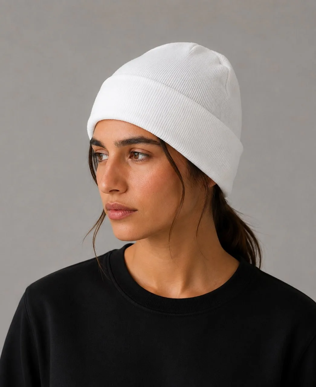 Strick-Beanie — Am Modell — Weiß (Damen)