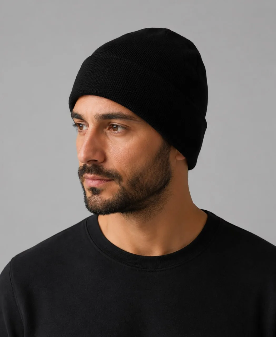 Strick-Beanie — Am Modell — Schwarz